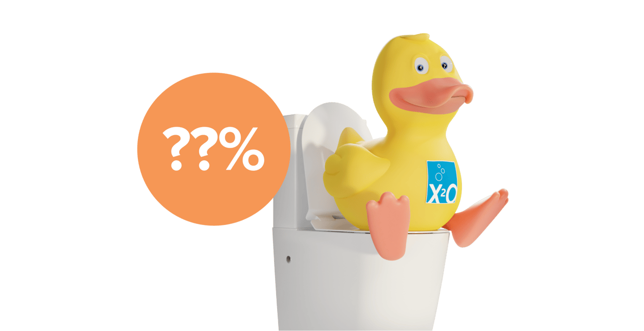 Een grote gele eend met x²o badkamers-logo zit speels op een witte wc. Een oranje bol met vraagtekens toont een geheime korting of actie.